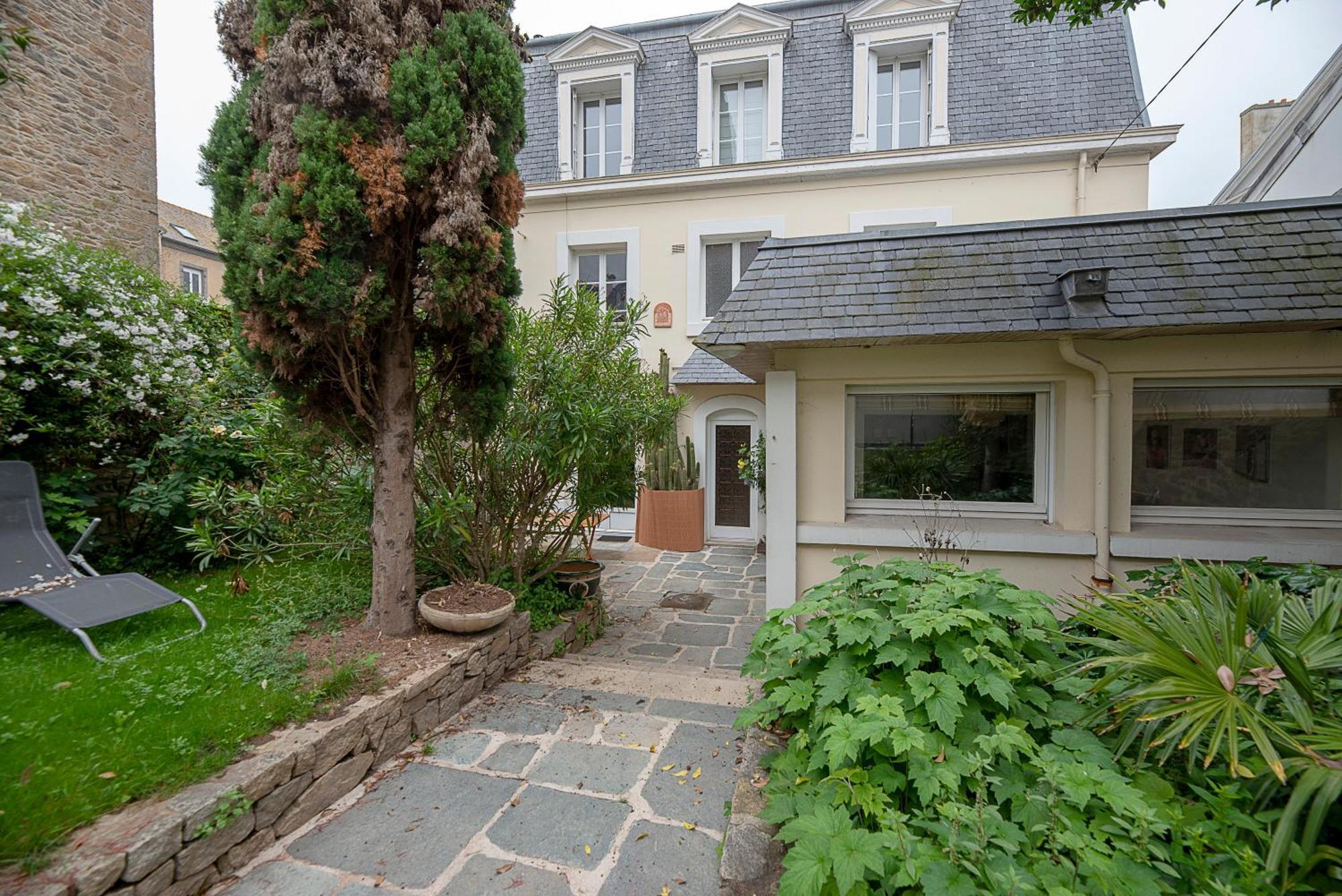 Bougainville Apartment *